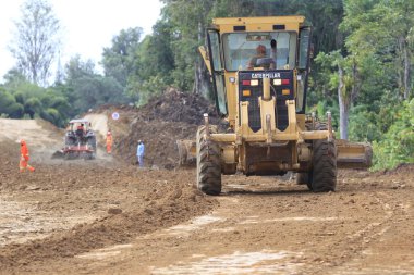İlheus, Bahia, Brezilya - 25 Mayıs 2022: Güney Bahia 'da bir yol yapımı üzerinde çalışan makineler
