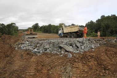 İlheus, Bahia, Brezilya - 25 Mayıs 2022: Güney Bahia 'da bir yol yapımı üzerinde çalışan makineler