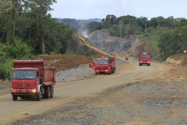 İlheus, Bahia, Brezilya - 25 Mayıs 2022: Güney Bahia 'da bir yol yapımı üzerinde çalışan makineler