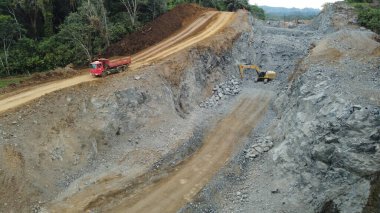 İlheus, Bahia, Brezilya - 25 Mayıs 2022: Güney Bahia 'da bir yol yapımı üzerinde çalışan makineler