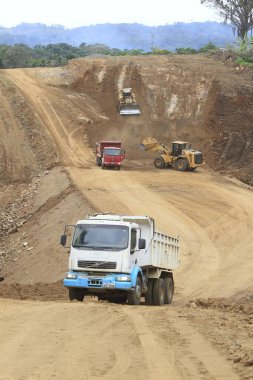 İlheus, Bahia, Brezilya - 25 Mayıs 2022: Güney Bahia 'da bir yol yapımı üzerinde çalışan makineler