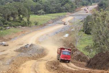 İlheus, Bahia, Brezilya - 25 Mayıs 2022: Güney Bahia 'da bir yol yapımı üzerinde çalışan makineler