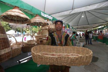Cachoeira, Bahia, Brezilya - 11 Mart 2022: Bir zanaatkar Bahia 'daki Cachoeira kentindeki bir sokak pazarında satılık çantalar sergiliyor