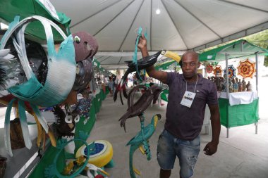 Cachoeira, Bahia, Brezilya - 11 Mart 2022: Bir zanaatkar Bahia 'daki Cachoeira kentindeki bir sokak pazarında satılık çantalar sergiliyor