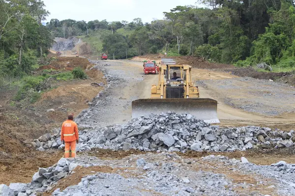 İlheus, Bahia, Brezilya - 25 Mayıs 2022: Güney Bahia 'da bir yol yapımı üzerinde çalışan makineler