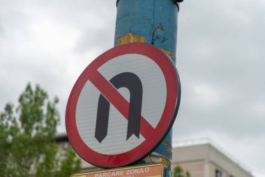 Şehirde eski U dönüşü yasak levhası.