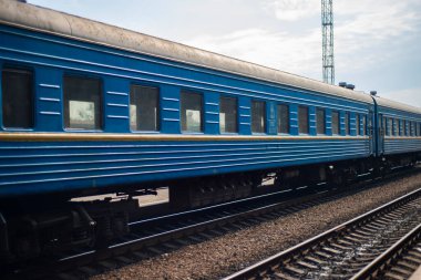 Tren istasyonunda mavi tren.