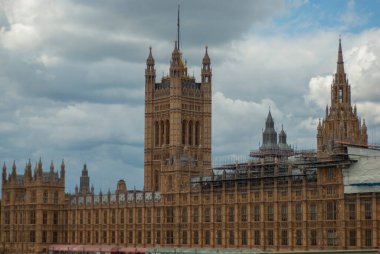 Yağmurlu ve bulutlu havada Westminster Sarayı.
