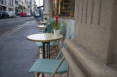 Küçük bir masa ve şehirdeki bir kafeden birkaç sandalye..