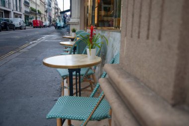 Küçük bir masa ve şehirdeki bir kafeden birkaç sandalye..