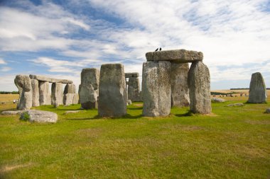 Stonehenge 'e bakın. Mavi gökyüzünde yeşil çimenler ve beyaz bulutlar. Güzel yaz havası.
