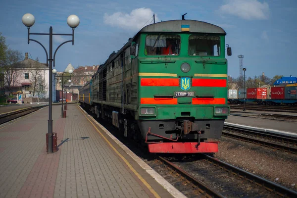 Historic Steam Train Passes Station — Stock Photo, Image