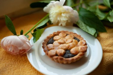 Kahvaltı konsepti. Şakayık çiçekli haşhaşlı tart keki.