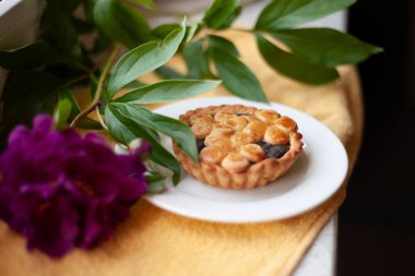 Kahvaltı için taze kokulu haşhaşlı tart keki.