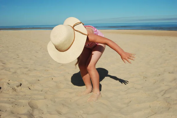 Holčička Slunečním Klobouku Moře Letní Pláži — Stock fotografie