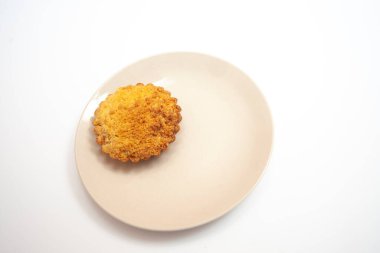 Büyük tabakta elmalı pasta..