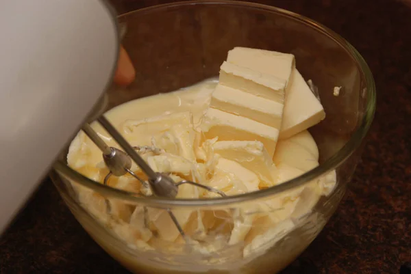Schlagsahne Mit Einem Mixer Aus Butter Sahne Zubereiten — Stockfoto
