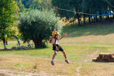 Bungee (ip salıncak) çocuklar için mutlu küçük kız.