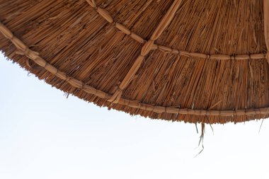 Sahildeki saman şemsiyesinin arka planı.