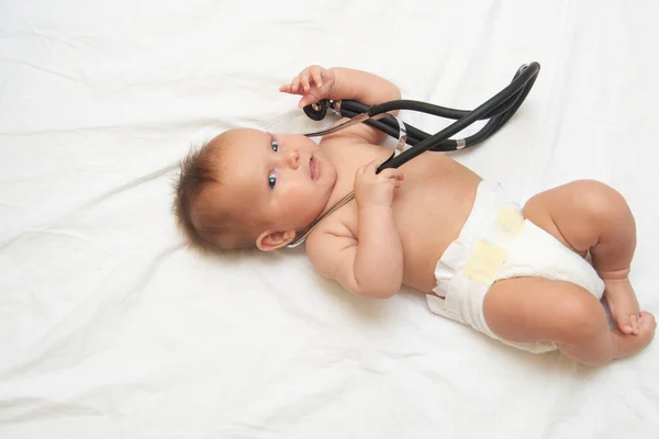 Pediatra Examinando Bebé Con Estetoscopio Pecho — Foto de Stock