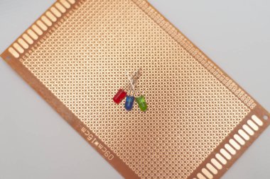 3 LED farklı renk arkaplanı olan kırmızı prototip tahtası.