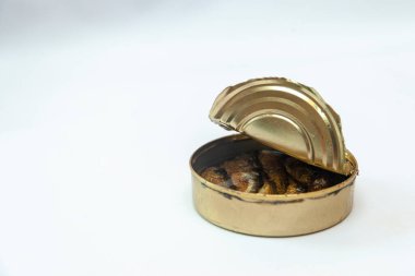 Beyaz arkaplanda bir teneke kutuda sıçrama yapar.