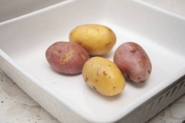 Patatesler beyaz fırın tepsisinde.