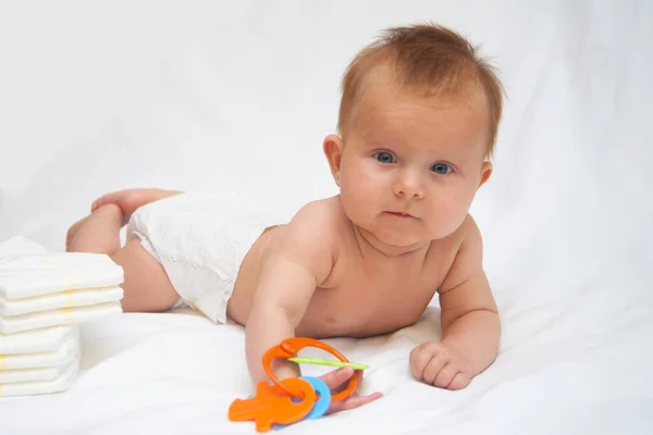Bebê Bonito Com Fraldas Brinquedo Fundo Branco — Fotografia de Stock
