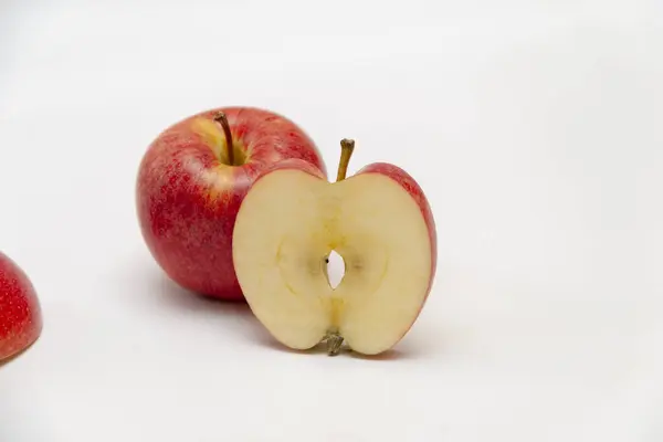 แอปเป ลและแอปเป นหน งเหม อนห วใจบนพ นหล ขาว — ภาพถ่ายสต็อก