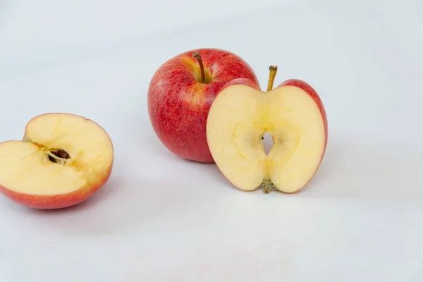 แอปเป แอปเป ลคร งหน และแอปเป ลคร งหน งเหม อนห วใจ — ภาพถ่ายสต็อก
