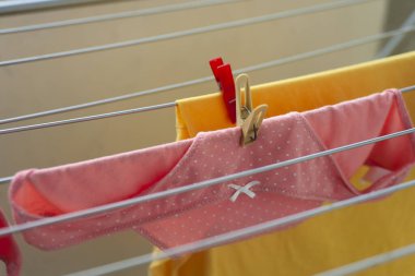 Kadın bikinisi balkonda kuruyor..