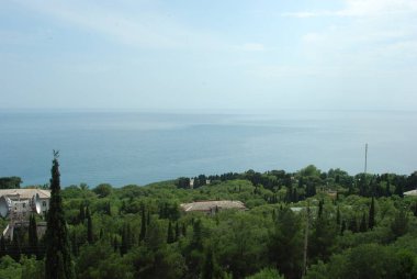 Nehrin üzerinde elektrik hatları var. Bulutlu hava.