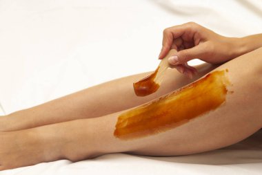 Kadınların bacaklarına ağda yapma süreci.