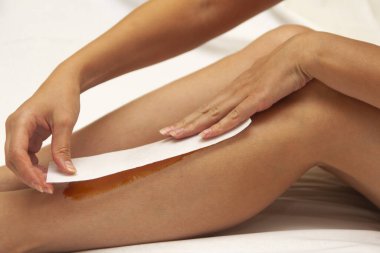 Kadınların bacaklarında şekerin yayılma süreci (şekerleme).