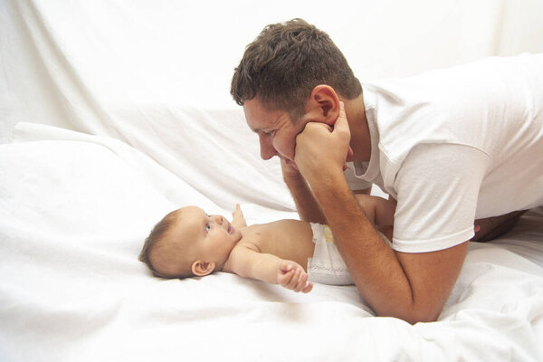 Папа и девочка на белом фоне.