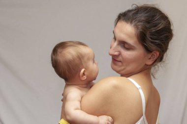 Küçük kızıyla birlikte genç bir kadın..