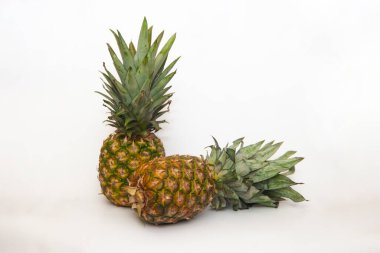 beyaz zemin üzerine iki ananas.