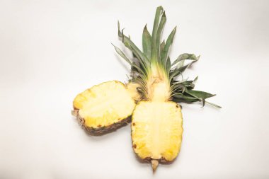 Beyaz arka planda iki yarım ananas..