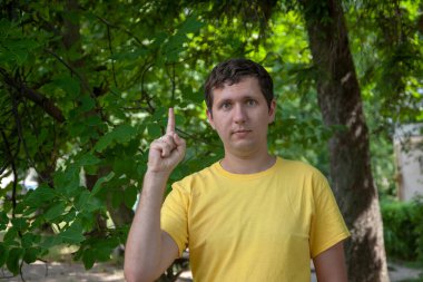 Genç adam parmağını kaldırıyor. Bir fikrim var..