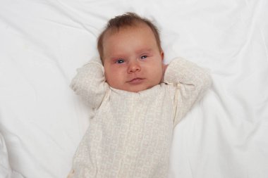 Beyaz arka planda, bebek yatakta. İzole edilmiş portre. Yeni doğmuş bir bebek gibi uyku kavramı.