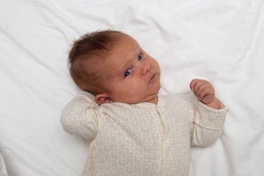 Beyaz arka planda, bebek yatakta. İzole edilmiş portre. Yeni doğmuş bir bebek gibi uyku kavramı.