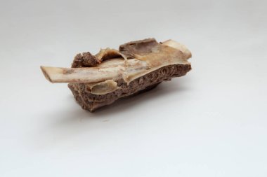 Beyaz arka planda kaynamış biftek kaburgası..