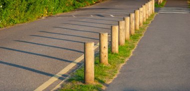 Şehrin parkının yakınındaki ahşap park yeri..
