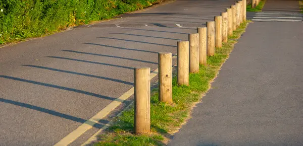 Şehrin parkının yakınındaki ahşap park yeri..