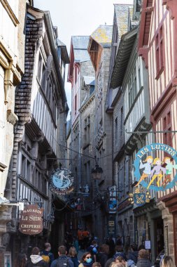 Le Mont Saint-Michel, Fransa - 13 Mayıs 2021: Dükkanları olan sokakları görmek