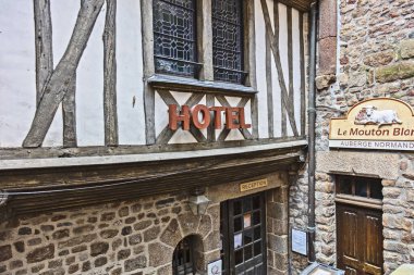 Le Mont Saint-Michel, Fransa - 13 Mayıs 2021: Le Mont Saint-Michel 'deki Hotel' e bakın