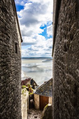 Le Mont Saint-Michel, Fransa 'daki binalar arasındaki kumsal manzarası