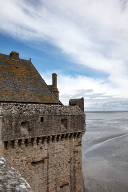 Fransa 'nın Normandiya şehrindeki Le Mont Saint-Michel Katedrali' nin çevresindeki duvarın manzarası