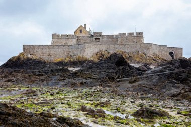 SAINT MALO, Fransa 'da 17. yüzyıldan kalma büyük bir granit kale inşa edildi.