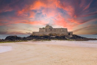 SAINT MALO, Fransa 'da 17. yüzyıldan kalma büyük bir granit kale inşa edildi.